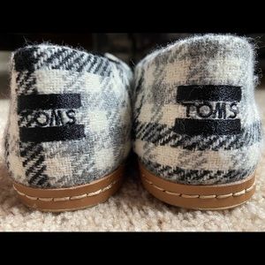 NEW Toms Plaid Slip Ons